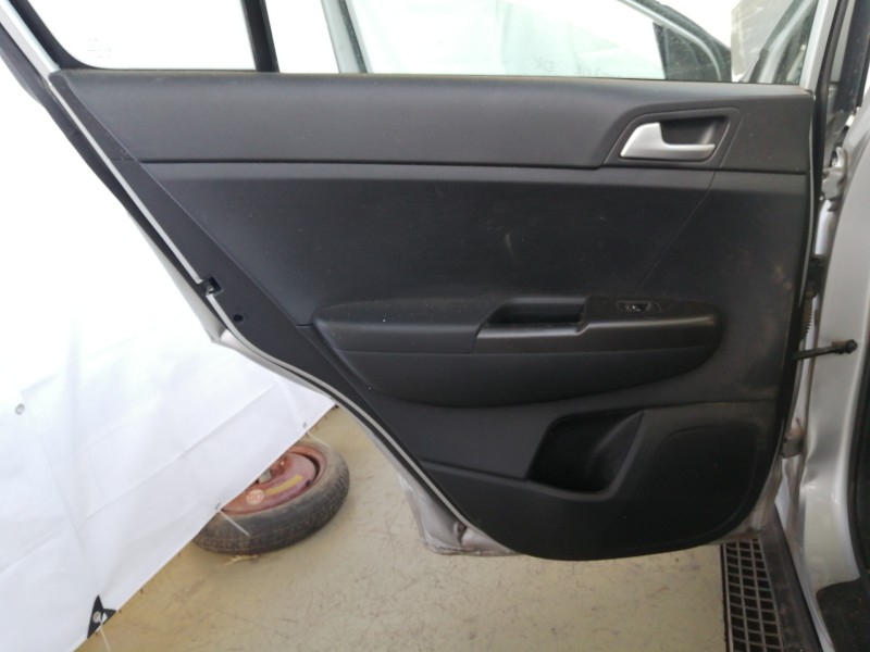Recambio de guarnecido puerta trasera izquierda para kia sportage drive 2wd referencia OEM IAM 83370F1000 93580D9100 S5V5387 S68