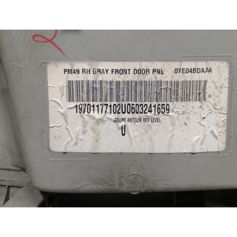 Recambio de guarnecido puerta delantera derecha para dodge caliber s referencia OEM IAM 0YE04BDAAA 1BD541DAAC 