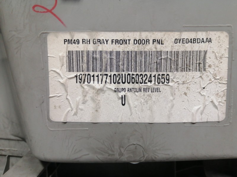 Recambio de guarnecido puerta delantera derecha para dodge caliber s referencia OEM IAM 0YE04BDAAA 1BD541DAAC 