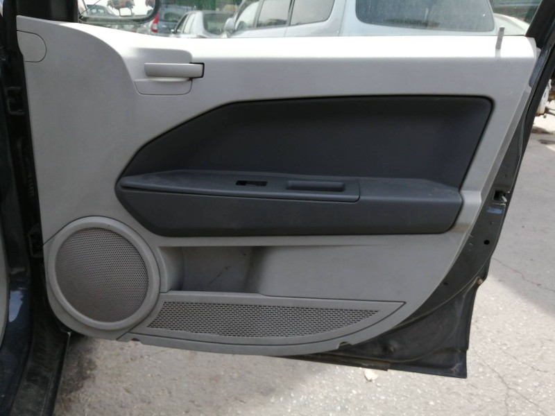 Recambio de guarnecido puerta delantera derecha para dodge caliber s referencia OEM IAM 0YE04BDAAA 1BD541DAAC 