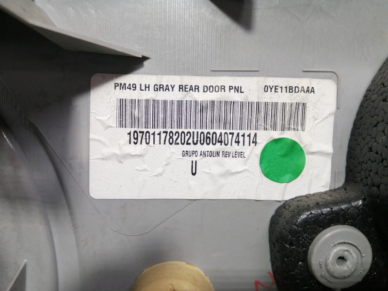 Recambio de guarnecido puerta trasera izquierda para dodge caliber s referencia OEM IAM 0YE11BDAAA 0YR051DAAC 