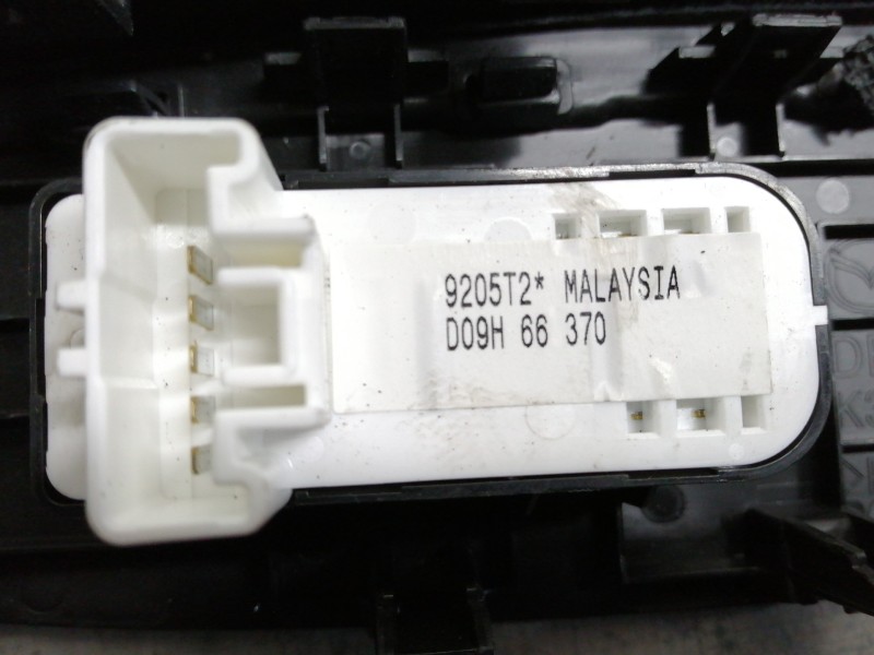 Recambio de mando elevalunas delantero derecho para mazda cx-3 evolution referencia OEM IAM D09H66370  