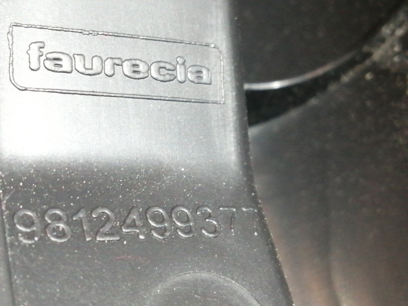 Recambio de apoyabrazos central para citroën c3 feel referencia OEM IAM 9812499377  