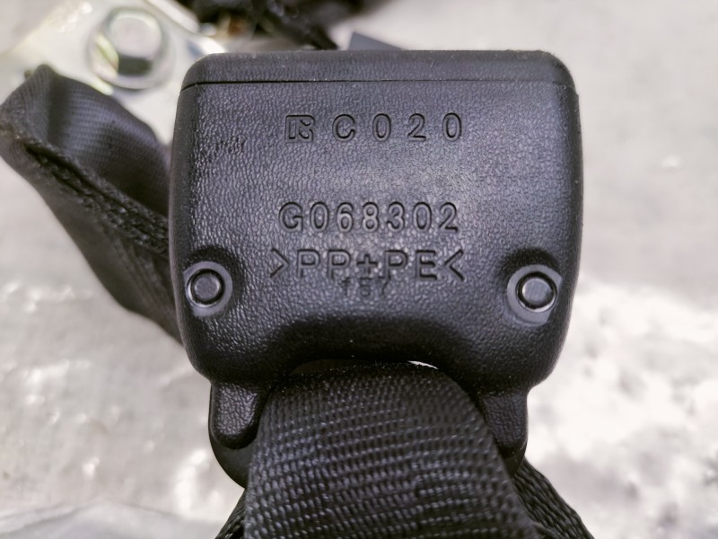 Recambio de enganche cinturon trasero derecho para toyota yaris active referencia OEM IAM G068302  