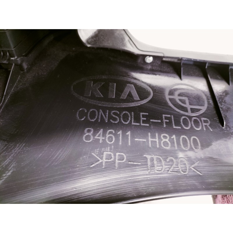 Recambio de apoyabrazos central para kia stonic (ybcuv) business referencia OEM IAM 84611H8100  