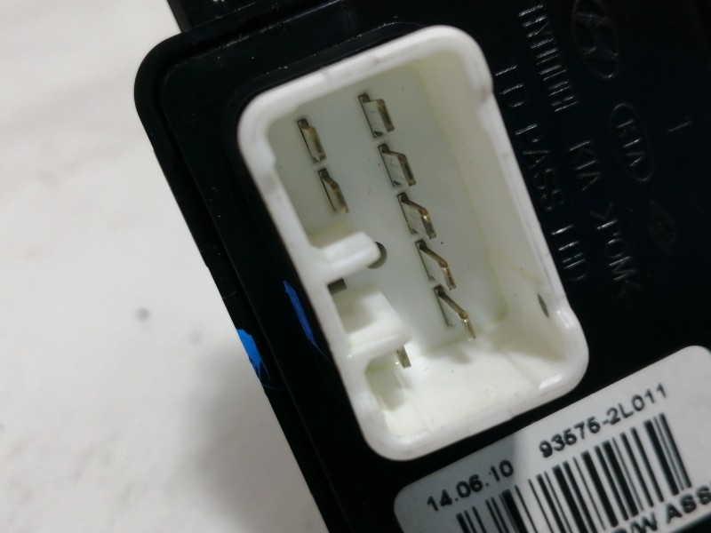 Recambio de mando elevalunas delantero derecho para hyundai i30 classic referencia OEM IAM 935752L011  