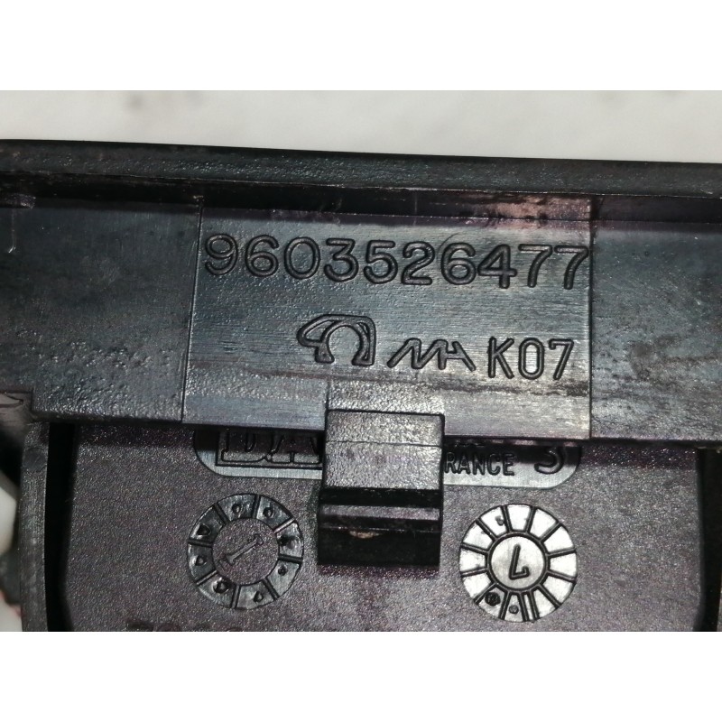 Recambio de mando elevalunas delantero izquierdo para citroën zx 1.9 d tentation referencia OEM IAM 9603526477  