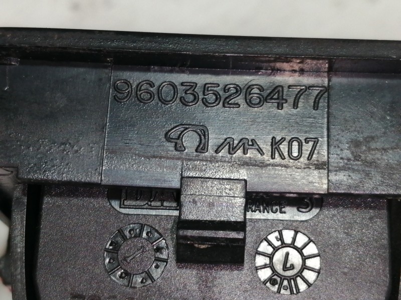 Recambio de mando elevalunas delantero izquierdo para citroën zx 1.9 d tentation referencia OEM IAM 9603526477  