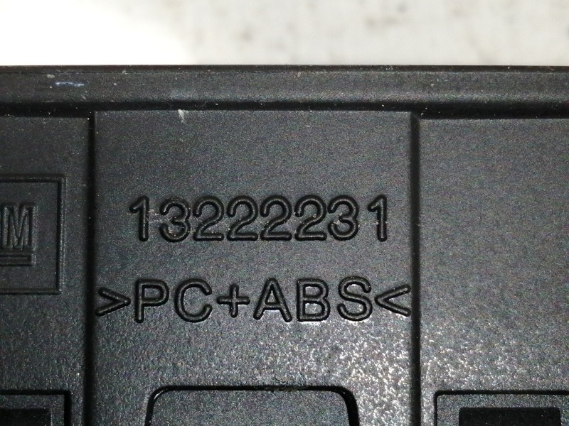 Recambio de mando elevalunas trasero izquierdo para opel insignia sports tourer 2.0 16v cdti referencia OEM IAM 13301888 211410 