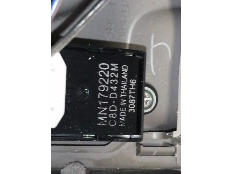 Recambio de apoyabrazos central para mitsubishi l 200 (ka0/kb0) cabina doble invite 4x4 referencia OEM IAM MN179797 MN173078 MN1