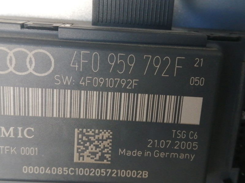 Recambio de puerta delantera derecha para audi a6 berlina (4f2) 2.4 referencia OEM IAM COMPLETA 4F0959802D 4F0959792F 