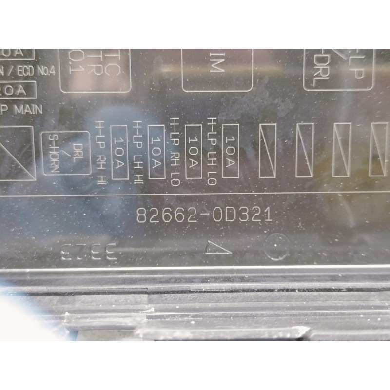 Recambio de caja reles / fusibles para toyota yaris active referencia OEM IAM 826620D321  
