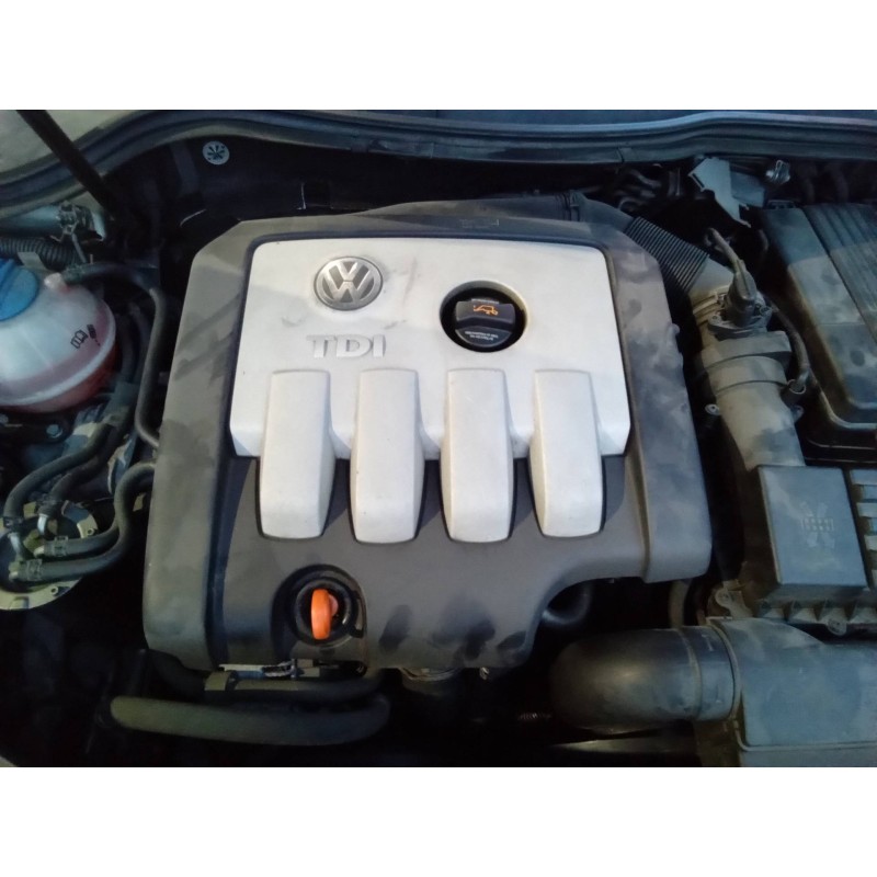 Recambio de tapa motor para volkswagen passat berlina (3c2) highline referencia OEM IAM 03G103925  