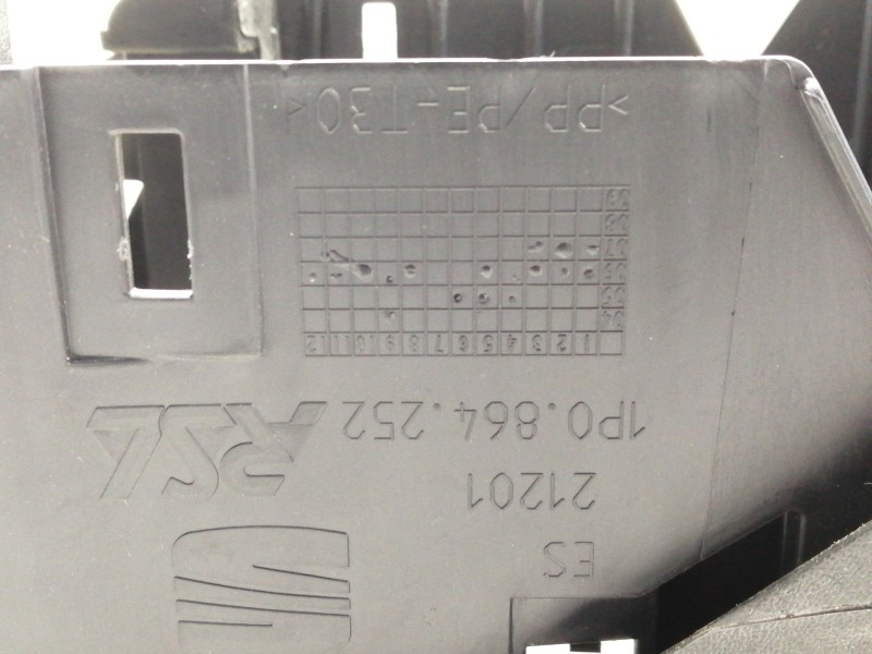 Recambio de apoyabrazos central para seat leon (1p1) comfort limited referencia OEM IAM 1P0864252 1P0863241C 5P0947559GC