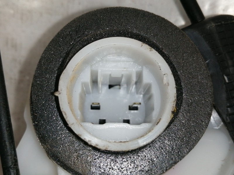 Recambio de cerradura puerta trasera derecha para toyota yaris active referencia OEM IAM U2014110F2 151010 