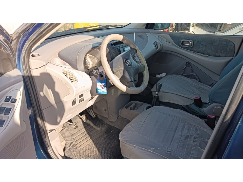 nissan almera tino (v10) del año 2000