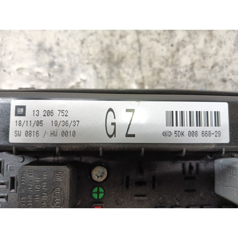 Recambio de caja reles / fusibles para opel zafira b cosmo referencia OEM IAM   