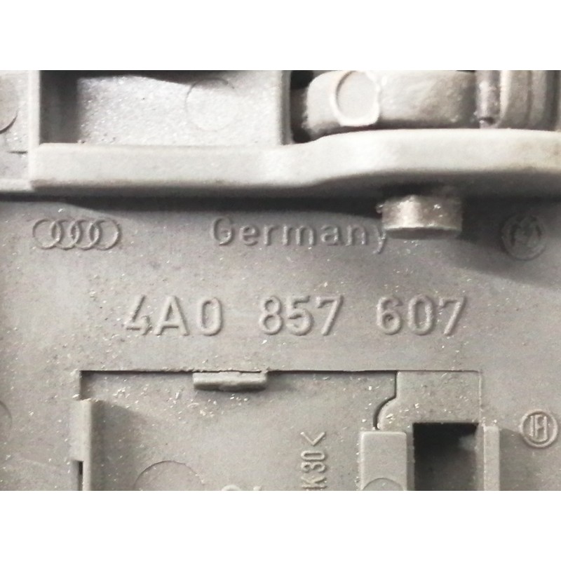 Recambio de no identificado para audi 100 berlina (c4) quattro referencia OEM IAM 4A0857607 ASIDERO TRASERO DERECHO 441947303