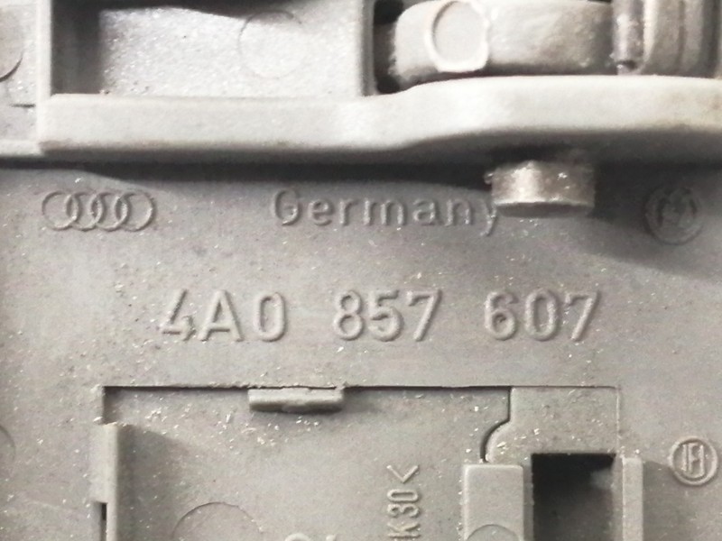 Recambio de no identificado para audi 100 berlina (c4) quattro referencia OEM IAM 4A0857607 ASIDERO TRASERO DERECHO 441947303