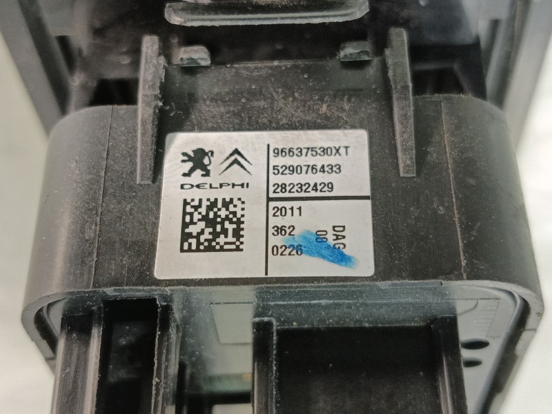 Recambio de mando elevalunas delantero izquierdo para citroën c3 selection referencia OEM IAM 529076433 96637530XT 28232429
