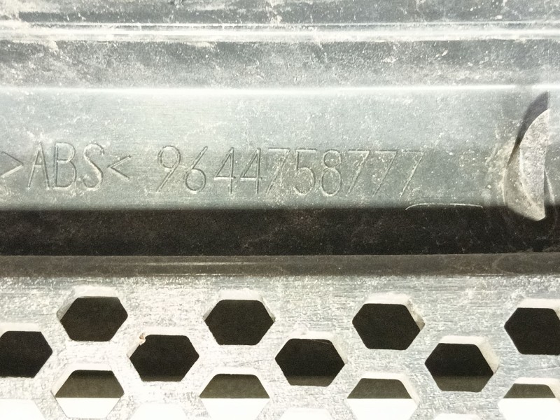 Recambio de rejilla delantera para peugeot partner (s2) combiespace referencia OEM IAM   