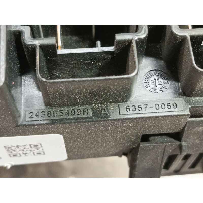 Recambio de caja reles / fusibles para renault captur ii referencia OEM IAM  243805499R 