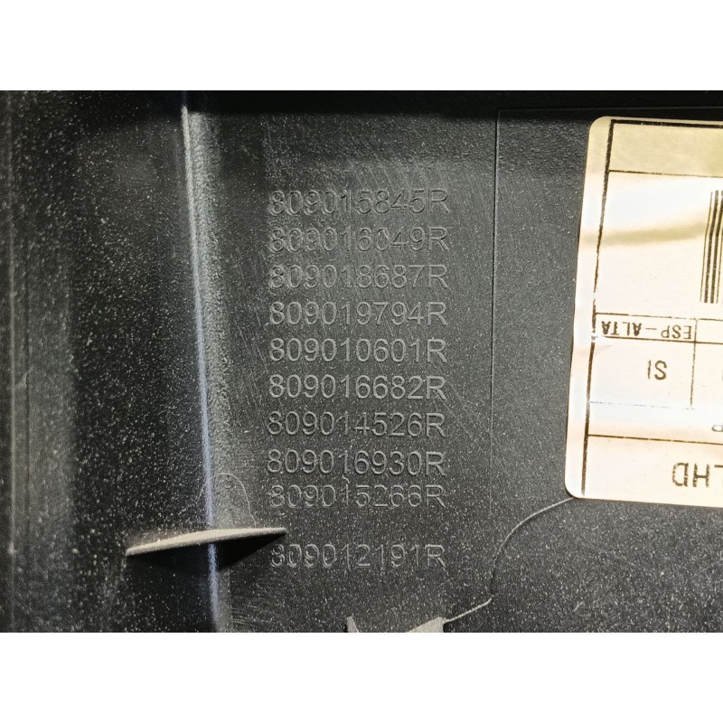 Recambio de guarnecido puerta delantera izquierda para renault captur ii referencia OEM IAM   