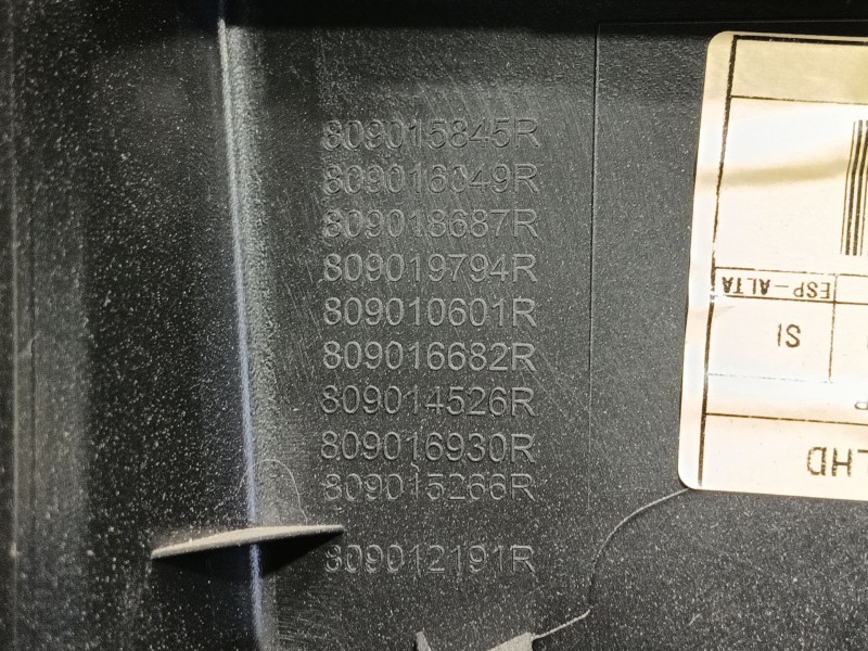 Recambio de guarnecido puerta delantera izquierda para renault captur ii referencia OEM IAM   