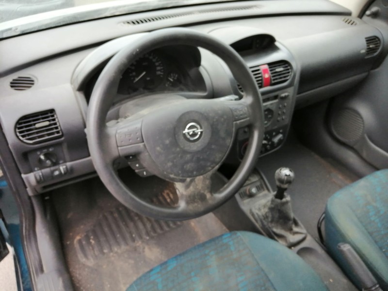 opel corsa c (x01) del año 2001