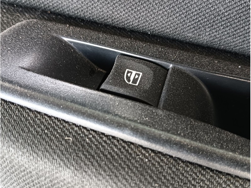 Recambio de puerta trasera derecha para renault megane iii berlina 5 p authentique referencia OEM IAM COMPLETA  