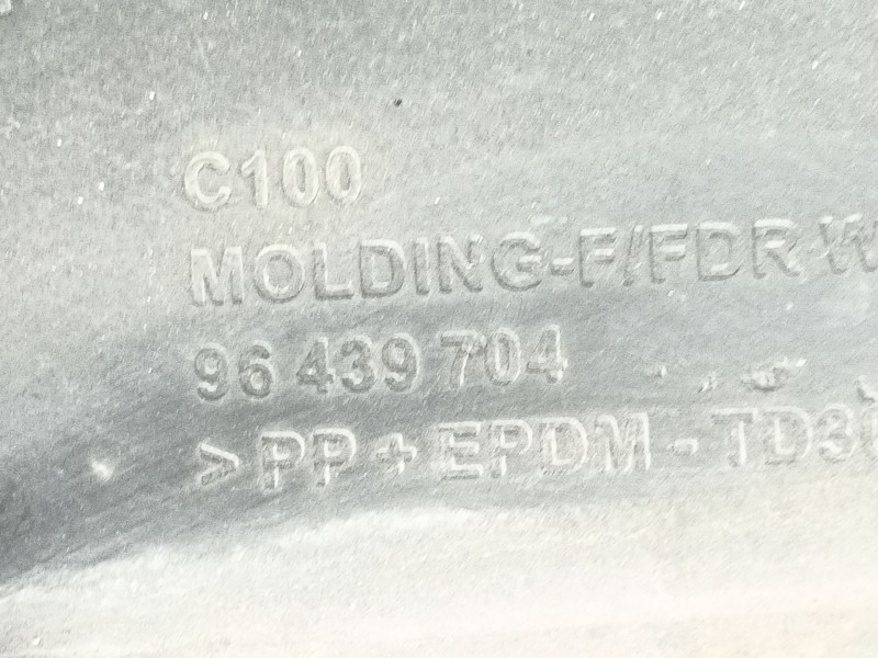 Recambio de aletin delantero derecho para chevrolet captiva 2.0 vcdi lt referencia OEM IAM   