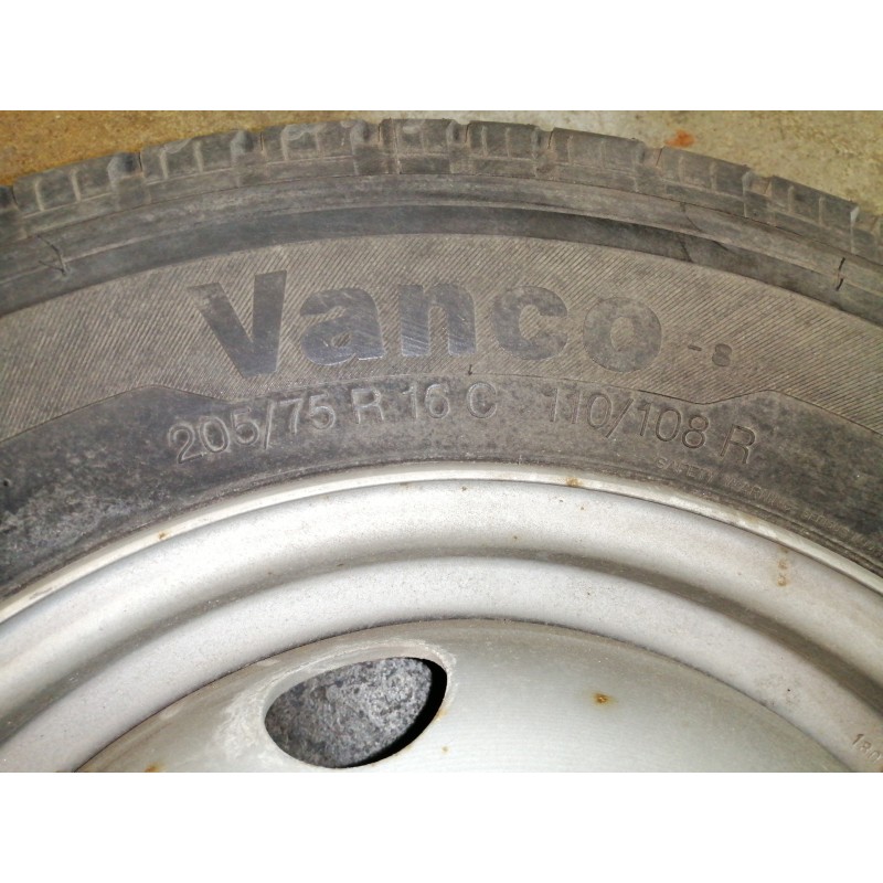 Recambio de neumatico repuesto para nissan atleon 120 referencia OEM IAM CONTINENTAL16 205/75 R16C 110/108R 