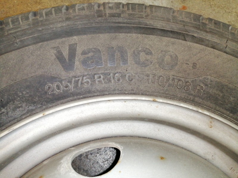 Recambio de neumatico repuesto para nissan atleon 120 referencia OEM IAM CONTINENTAL16 205/75 R16C 110/108R 