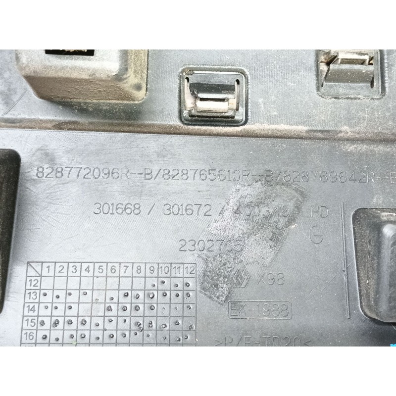 Recambio de molduras traseras para renault clio iv (bh_) 0.9 tce 90 referencia OEM IAM   