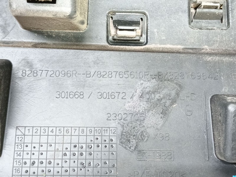 Recambio de molduras traseras para renault clio iv (bh_) 0.9 tce 90 referencia OEM IAM   