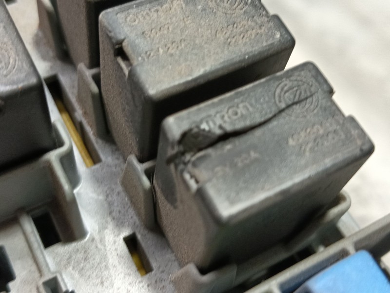 Recambio de caja reles / fusibles para peugeot bipper tepee basis referencia OEM IAM   