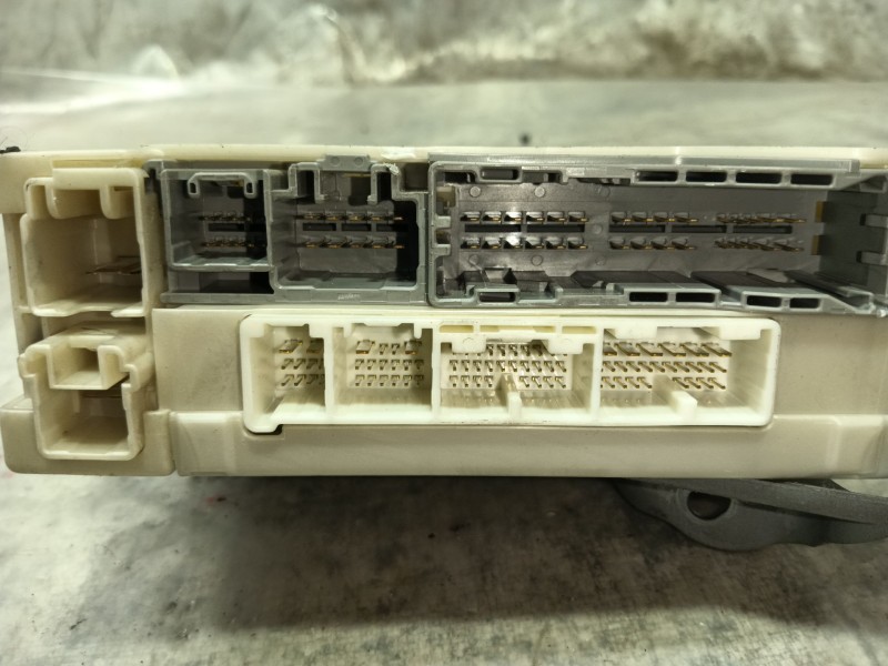 Recambio de caja reles / fusibles para lexus is200 (ds2/is2) 220d referencia OEM IAM 8273053050 94780W 