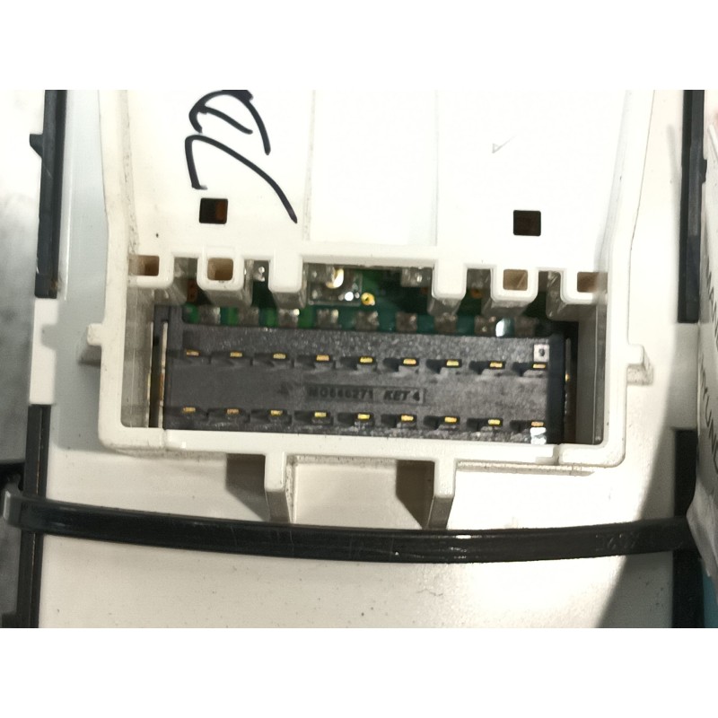 Recambio de mando elevalunas delantero izquierdo para hyundai bayon (bc3) 1.2 mpi referencia OEM IAM   