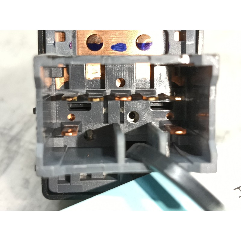 Recambio de mando elevalunas trasero izquierdo para hyundai bayon (bc3) 1.2 mpi referencia OEM IAM   