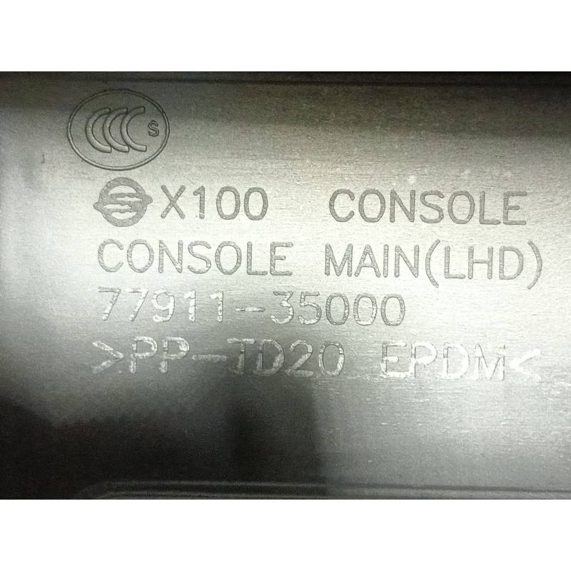 Recambio de apoyabrazos central para ssangyong tivoli grand 1.2 t-gdi referencia OEM IAM   