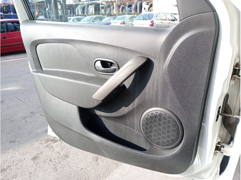 Recambio de guarnecido puerta delantera izquierda para dacia sandero ii 1.5 dci referencia OEM IAM   