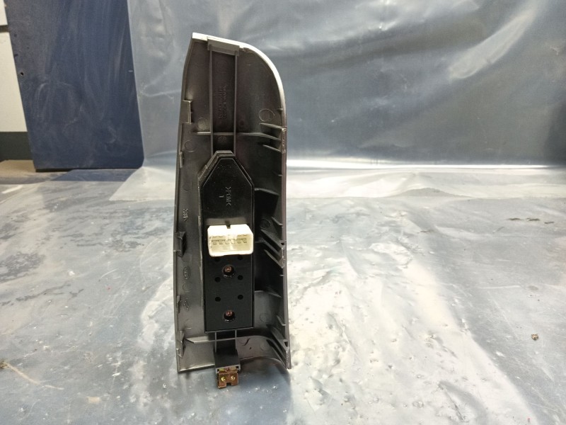 Recambio de mando elevalunas delantero derecho para kia sportage ii (je_, km_) 2.0 i 16v referencia OEM IAM 935751F010SS  