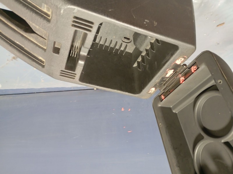 Recambio de apoyabrazos central para nissan terrano ii (r20) 2.7 tdi 4wd referencia OEM IAM   