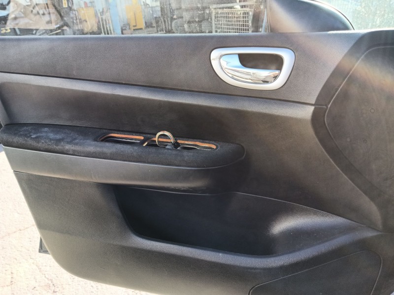 Recambio de guarnecido puerta delantera izquierda para peugeot 307 (3a/c) 1.6 hdi 110 referencia OEM IAM   