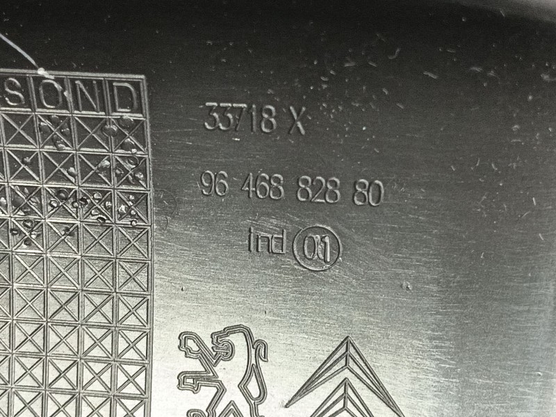 Recambio de apoyabrazos central para peugeot 407 (6d_) 1.8 16v (6d6fyc) referencia OEM IAM   