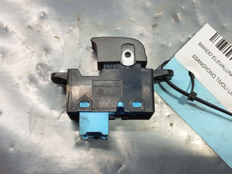 Recambio de mando elevalunas trasero derecho para ssangyong tivoli grand 1.2 t-gdi referencia OEM IAM   