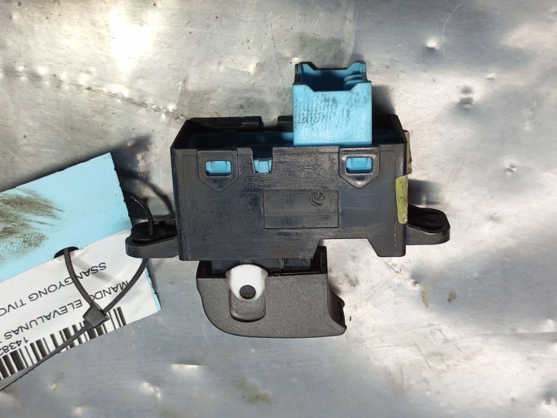 Recambio de mando elevalunas trasero izquierdo para ssangyong tivoli grand 1.2 t-gdi referencia OEM IAM   