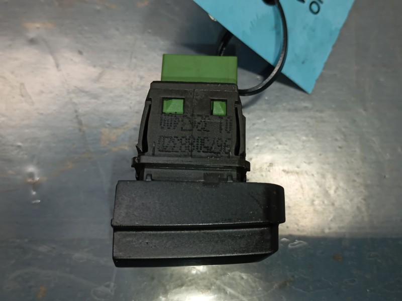 Recambio de boton cierre centralizado para peugeot 208 access referencia OEM IAM   