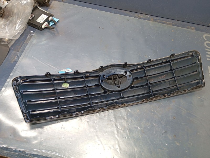 Recambio de rejilla delantera para toyota avensis berlina (t25) 1.8 sol berlina (5-ptas) referencia OEM IAM 5310005060J0  