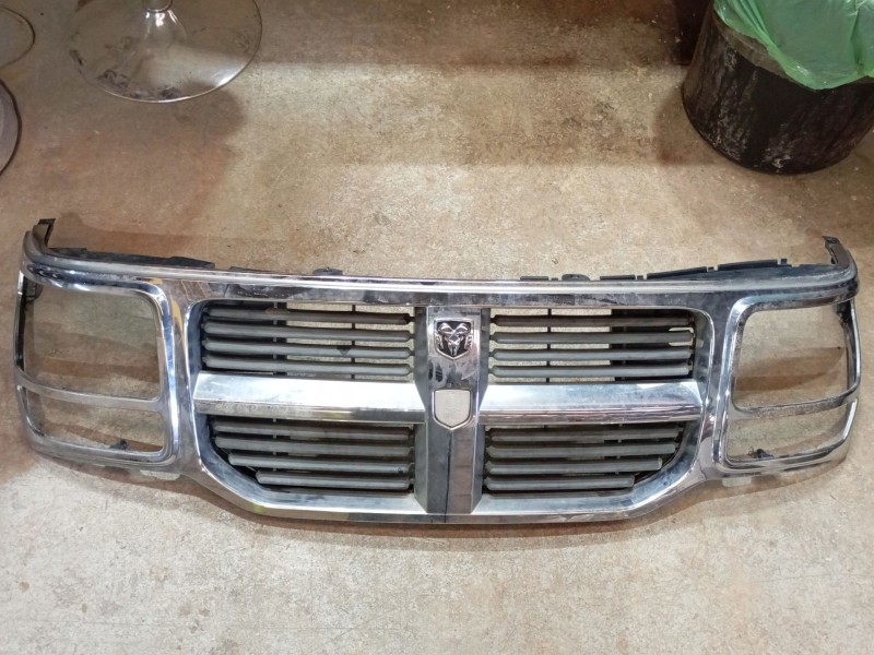 Recambio de rejilla delantera para dodge nitro 2.8 crd 4wd referencia OEM IAM   